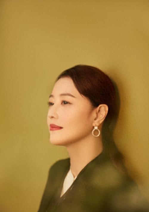 钟丽缇曾反对周海媚独自一个人定居北京，网友说得很对