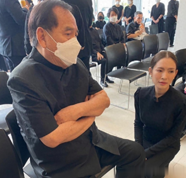 泰国女神aff父亲癌症去世！“绯闻男友”皮塔送花圈，前夫也亮相