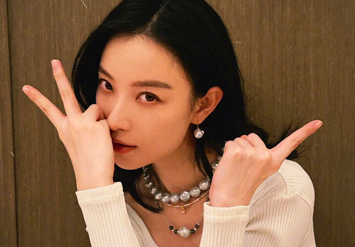 35岁倪妮活动照引争议,穿深V礼服、领口开太大,用手捂胸被嘲做作