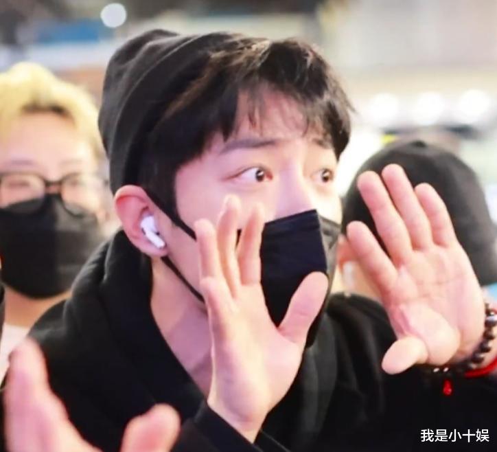肖战|肖战半夜机场被围堵，真粉丝和假粉丝的表现截然不同，区别很明显