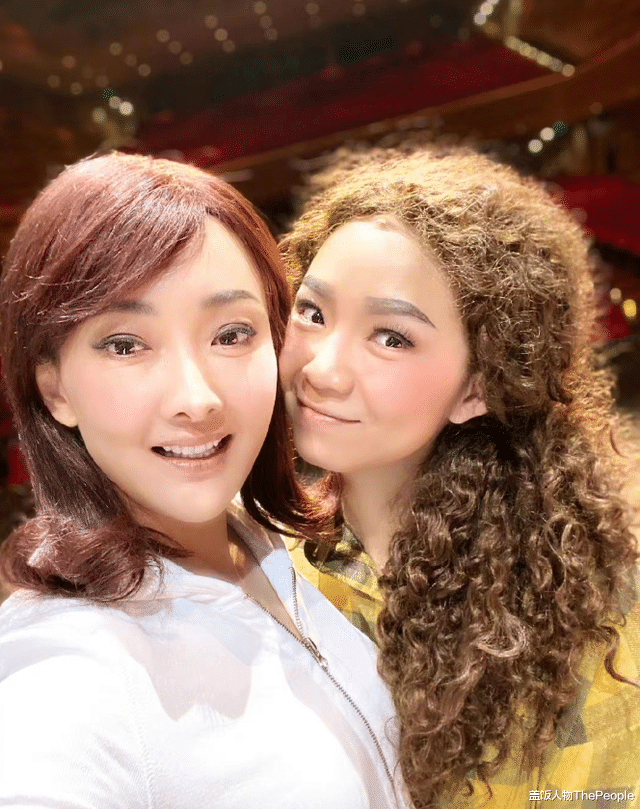 牛莉|49岁王艳陷整容风波！苹果肌突出、超宽双眼皮太抢镜，牛莉更离谱