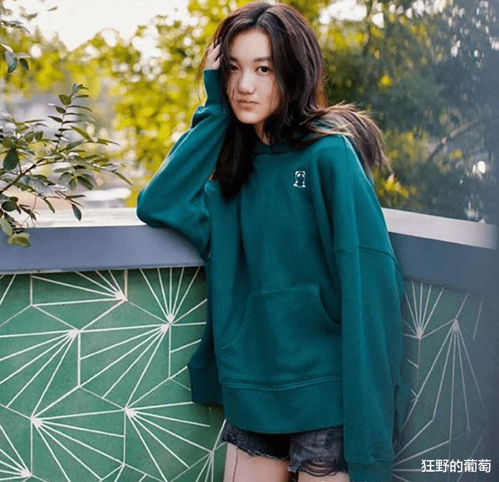 李嫣|李嫣:13岁出国留学,17岁身高猛长气场似王菲,爱上成熟装扮