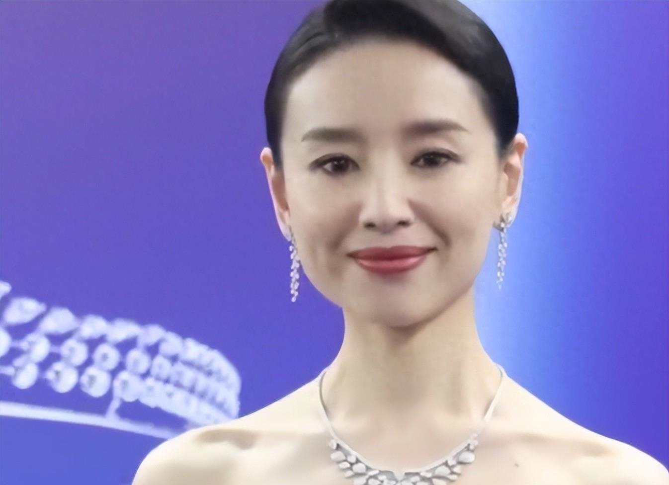 同样是43岁，当董洁和高圆圆同框，才知道中年女星瘦成排骨真丑！