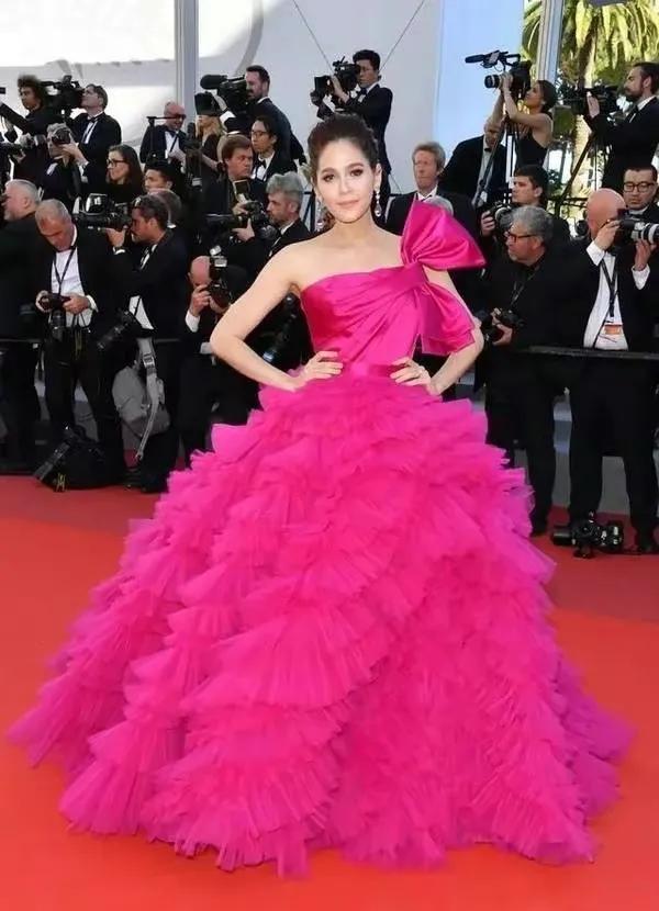 张卫健|\泰国范冰冰\Chompoo嫁豪门生三娃还未领证 老公疑似出轨