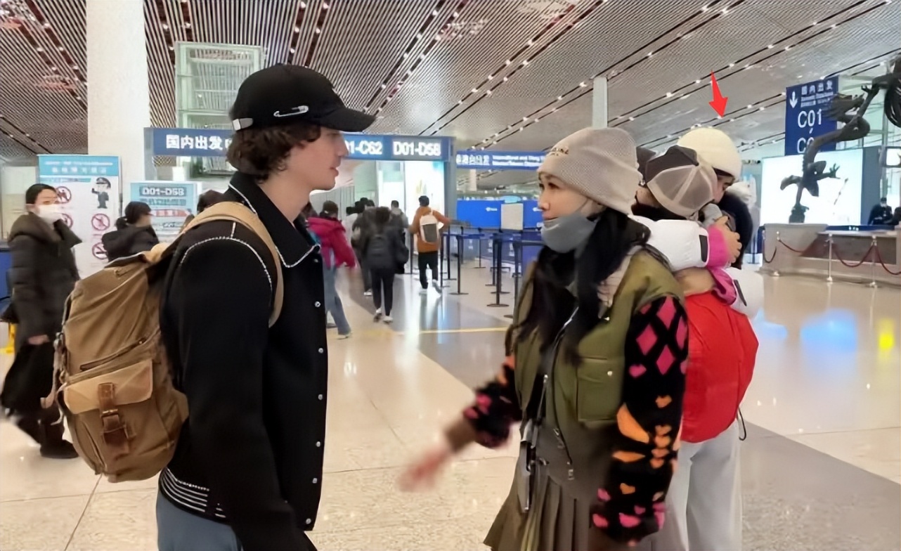 钟丽缇祖孙三代逛故宫，77岁越南母亲踢毽子，机场送别长女惹泪目