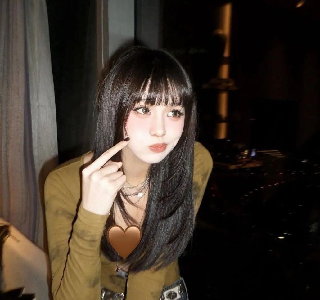 汪峰18岁女儿近照认不出！着装成熟性感很前卫，大秀好身材引热议