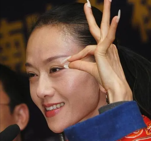 杨丽萍被曝私生活糜乱,生活全靠男助理伺候!网友:现实版老佛爷