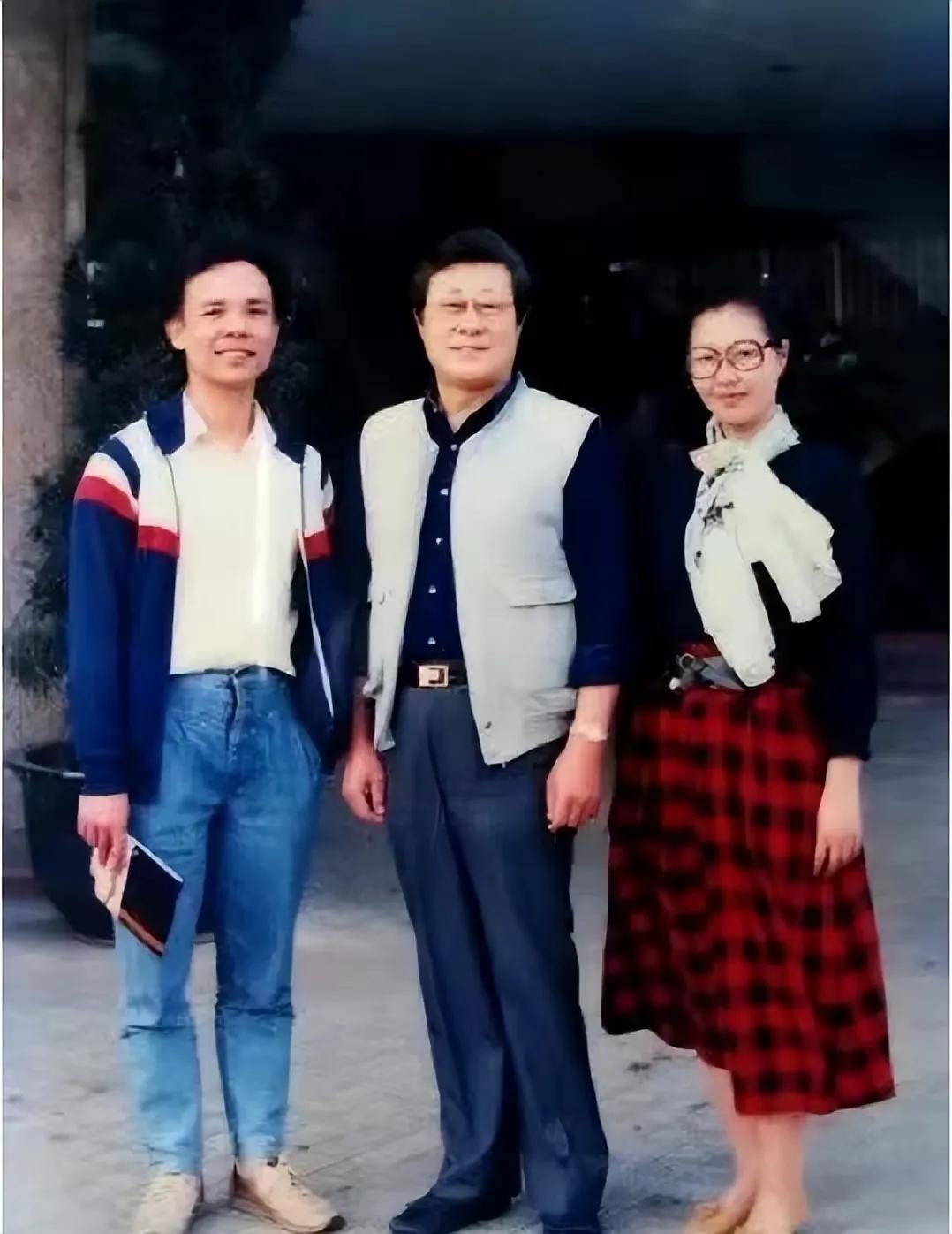 周一围|90岁王心刚,与患病妻子携手60年,儿女亿万富翁却只想过平淡生活