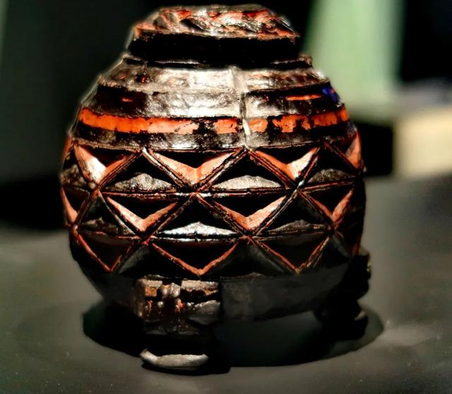 一天一件文物：战国彩绘漆木三角形纹盏形器