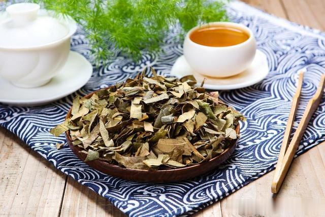 慢性咽炎是咽喉里难化的痰,一个中成药,让气机下降,痰就没有了