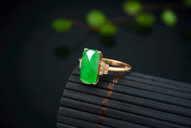 翡翠|行话科普！翡翠行家常说的调水到底是什么意思？