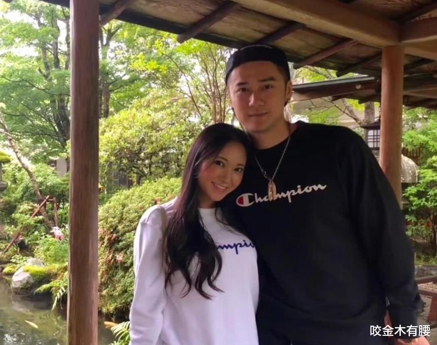 蒋劲夫商场买手机被偶遇，右手满纹花臂超显眼，网友调侃像社会人