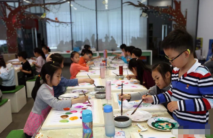 求职|身高185女生面试老师被拒,HR称太高不方便工作,网友:搞歧视?