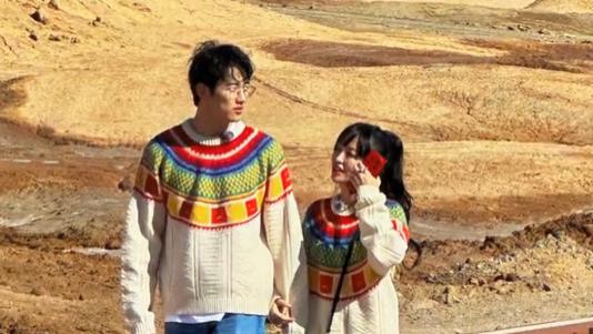 金莎现身新疆，与00后男友穿情侣装像小姑娘，主动牵男友手超幸福