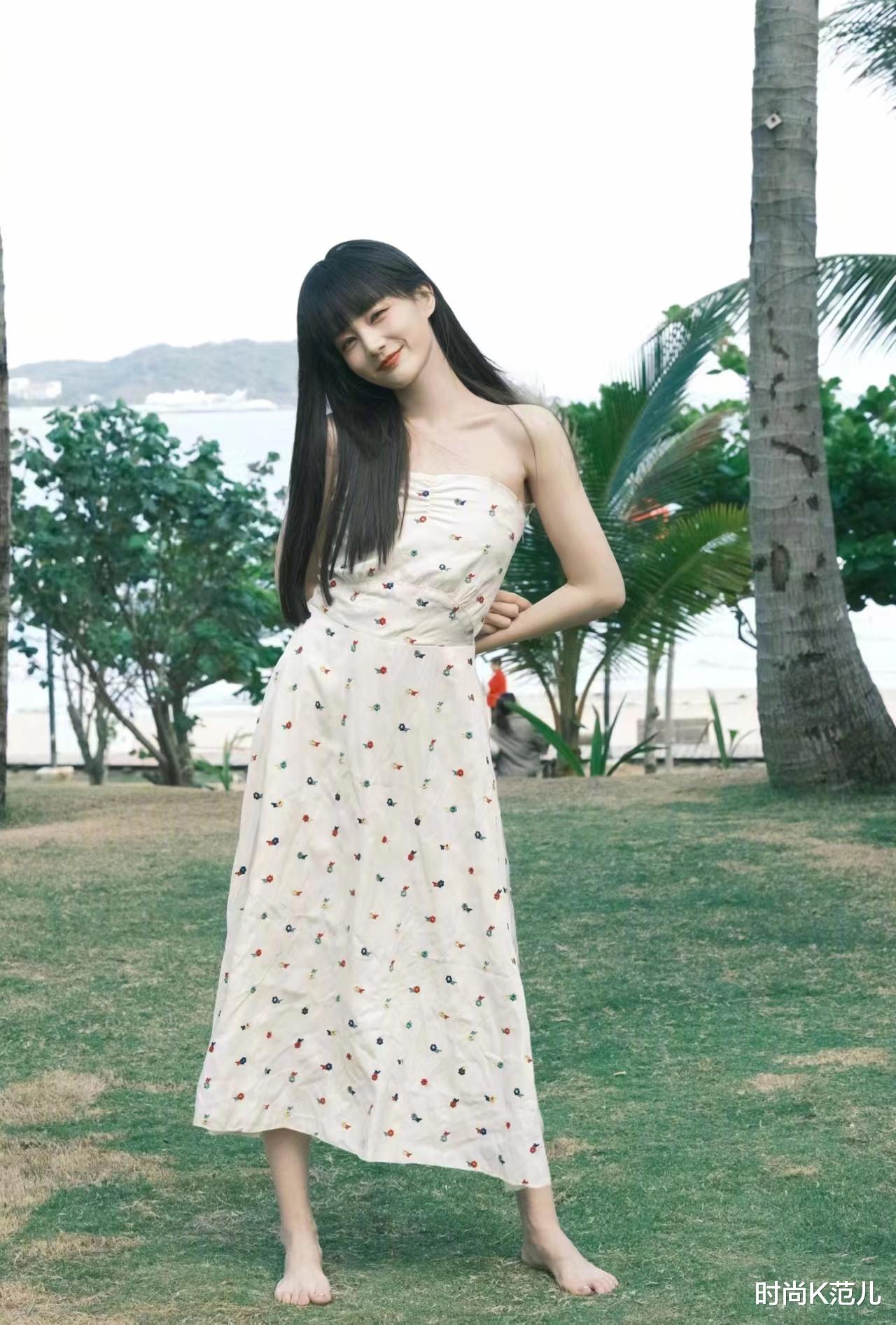 李一桐 李一桐度假风造型,抹胸碎花裙搭齐刘海发型,清纯甜美似初恋!