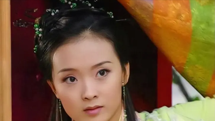 郭晶晶|巩俐与郭晶晶同台出席晚宴!罕见主动屈膝挽手,后者拘谨显尴尬