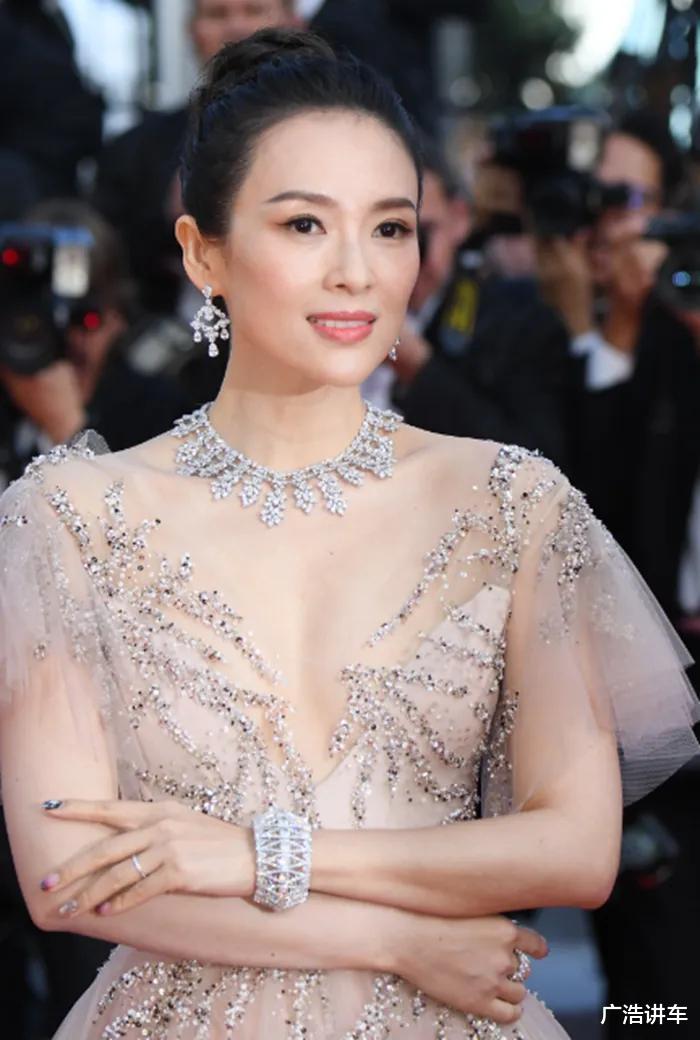 章子怡的身材还挺有“料”,曲线成熟,风情万种