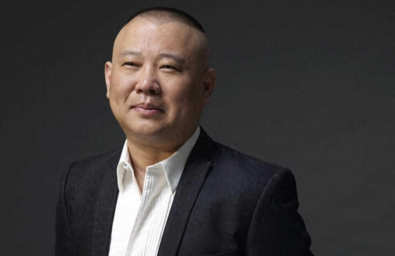 曝郭德纲移民澳洲住富人区，全家穿睡衣出门，8岁的儿子不上学争议