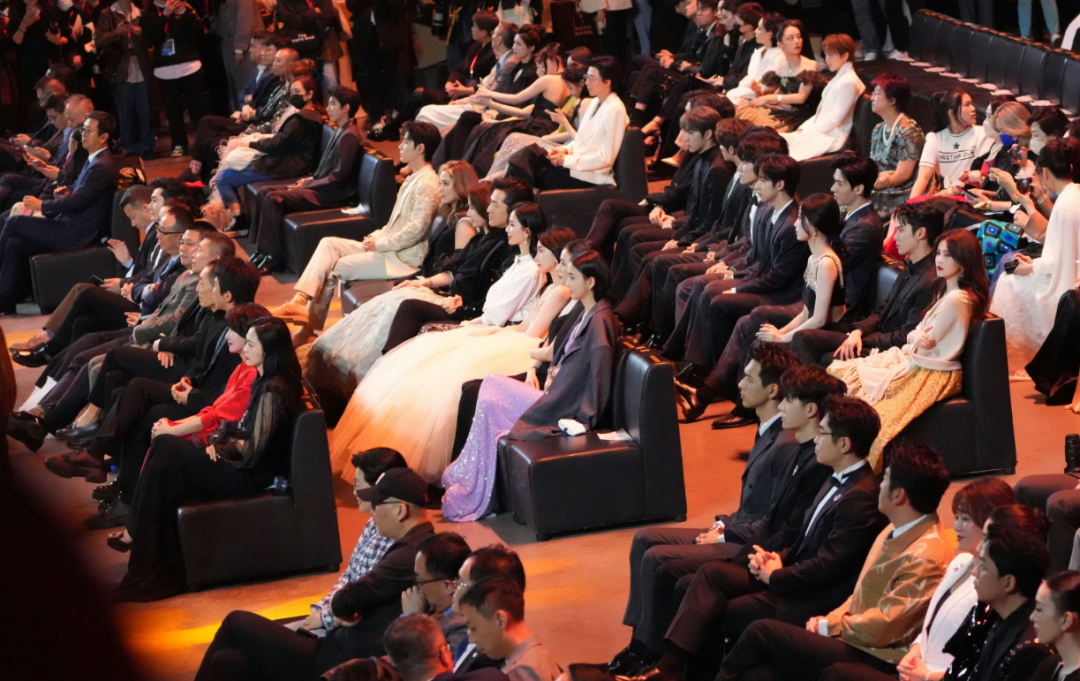 王鹤棣|微博之夜上演尴尬名场面，王鹤棣坐在两任cp中间，金晨和前任同框