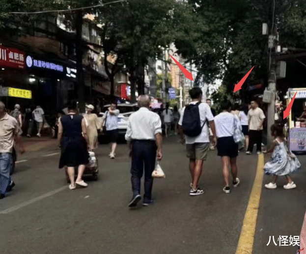 何洁一家五口贵州游玩,腿又粗又黑不像90多斤,仨儿女颜值差距大