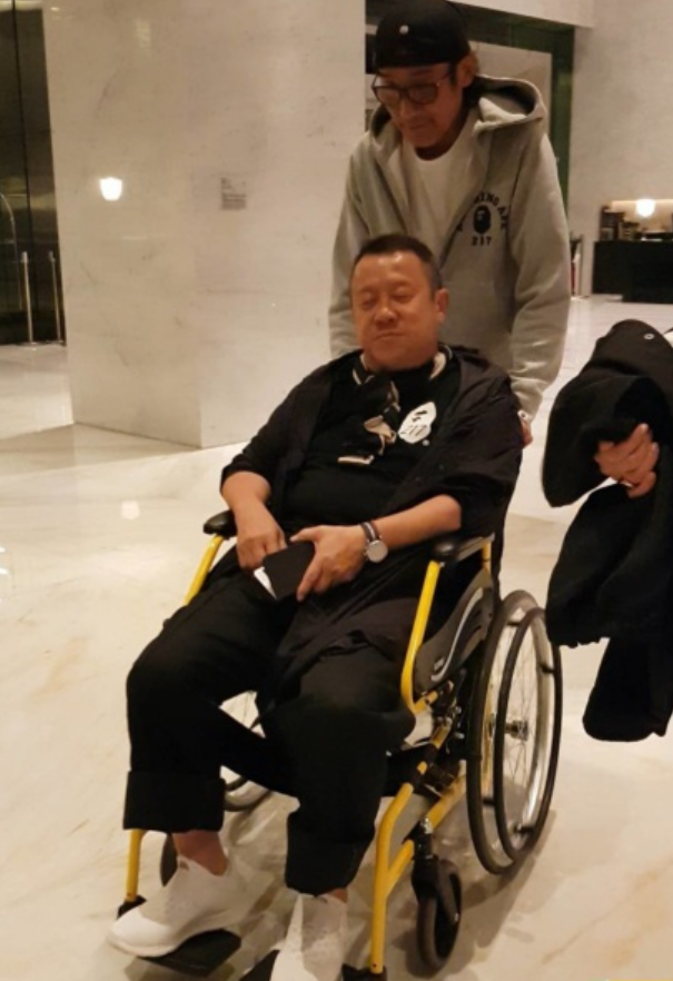 70岁曾志伟突然生病入院开刀，女儿曾宝仪报平安：手术很顺利