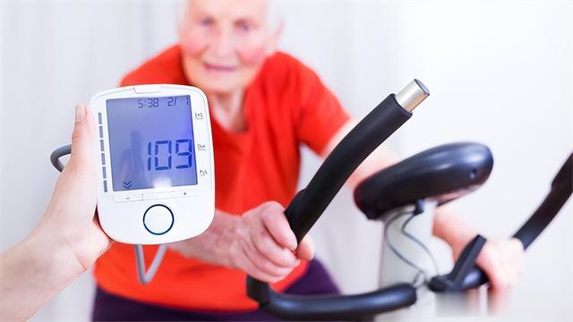 运动|年龄大了,肌肉流失得到底有多快?不想老了干瘪,2件事得常做