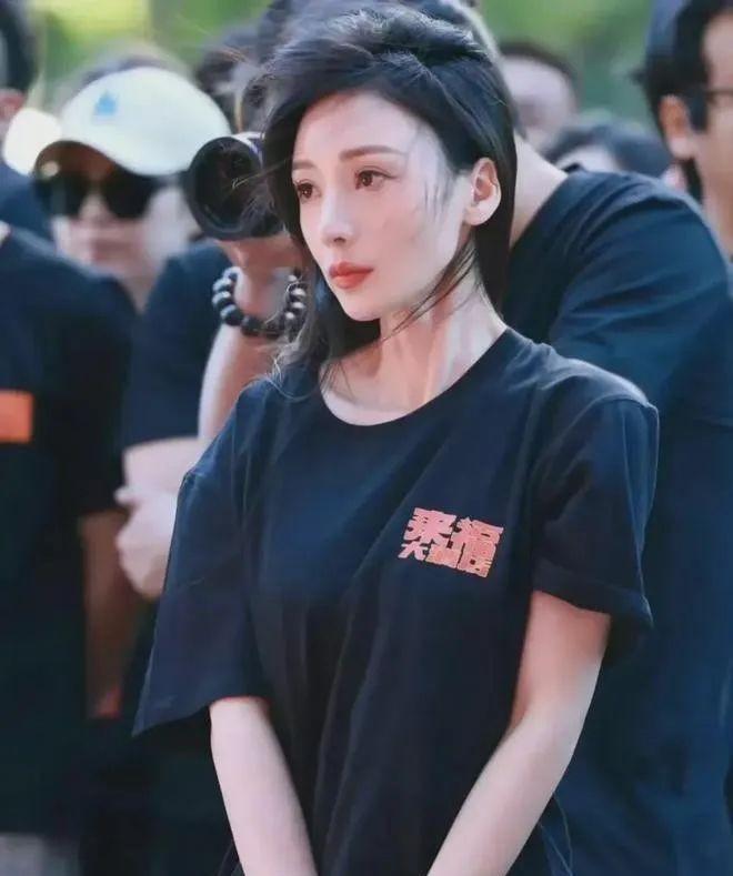 柳岩瘦到脱相，她的事业线也没了，暴瘦背后揭示了娱乐圈残酷一面