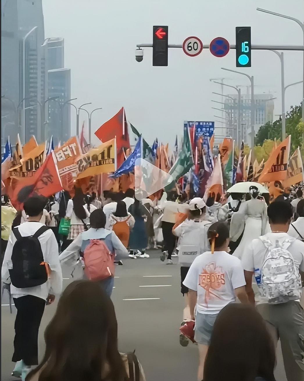 数万粉丝带刀互殴、威胁警察,西安群魔乱舞,演唱会堪比安史之乱
