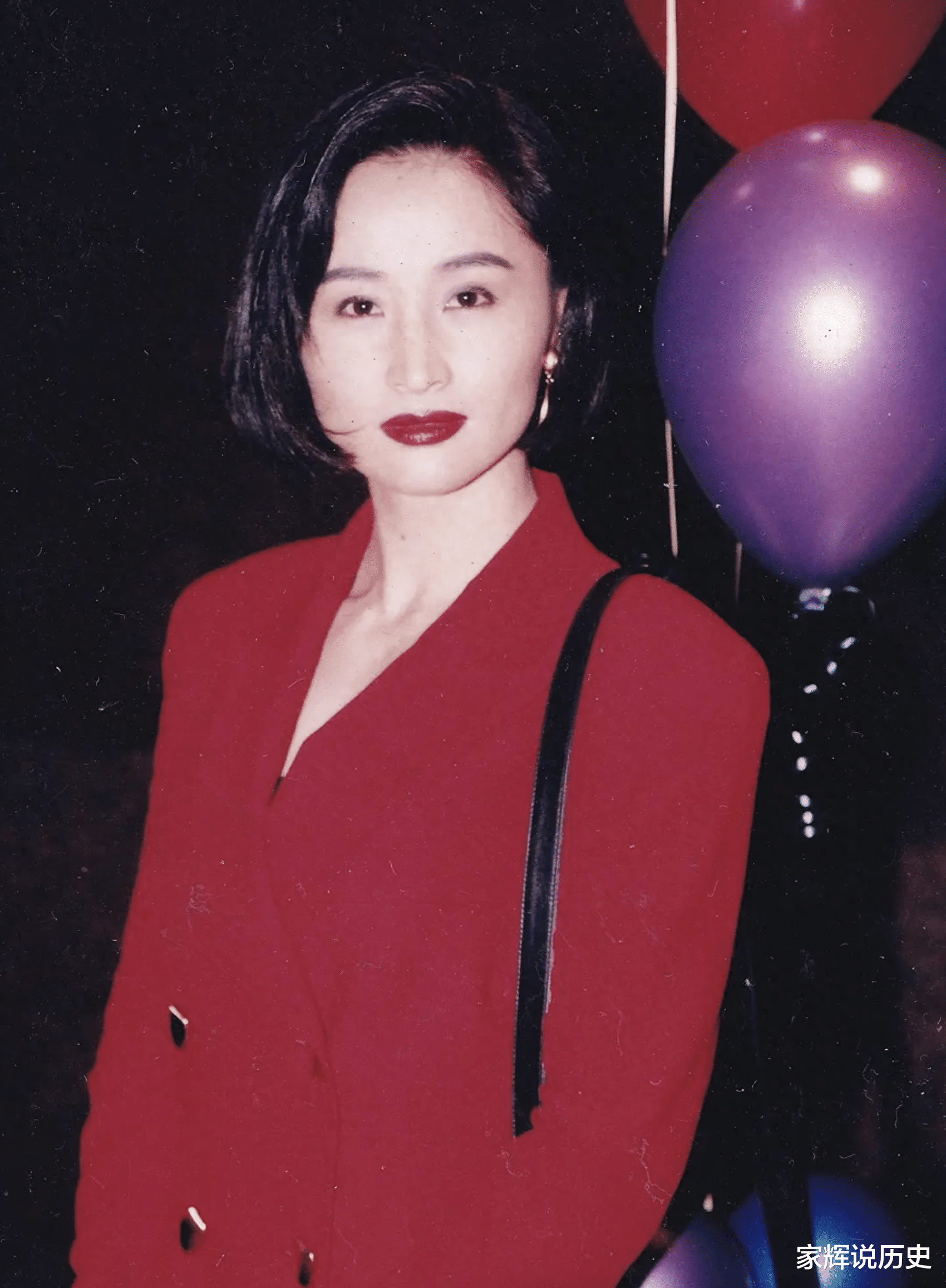 她曾迷倒过张艺谋，也曾将马景涛伤到心碎，现在60岁还是孤身一人