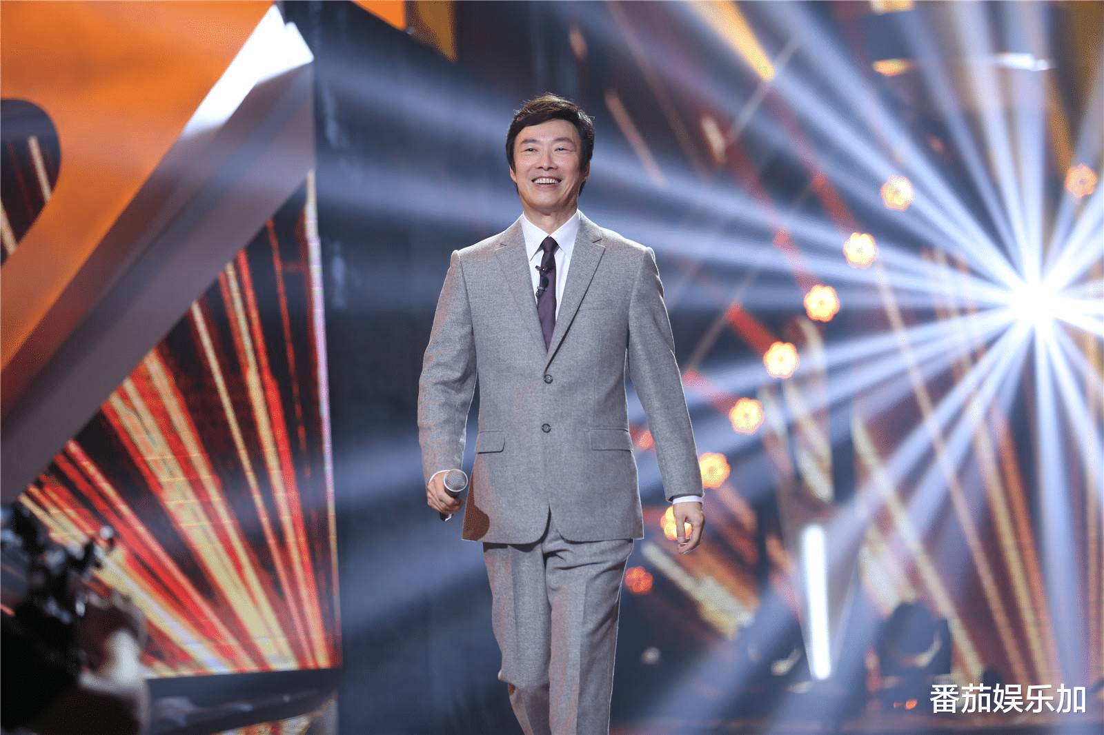 67岁费玉清病危，私生子跑来争财产，好友黄安气愤回应真相