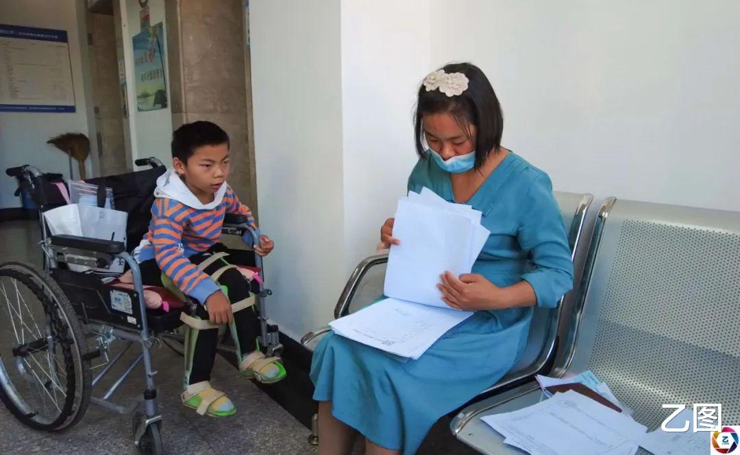 女子乘公交车产检,路上颠簸到医院孩子就早产,三年后发现是悲剧