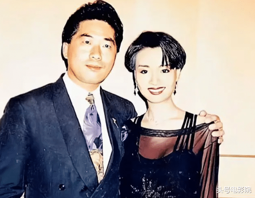 57岁叶子楣复出，落魄成这样！和男友未婚没遗产，粉丝合影要红包