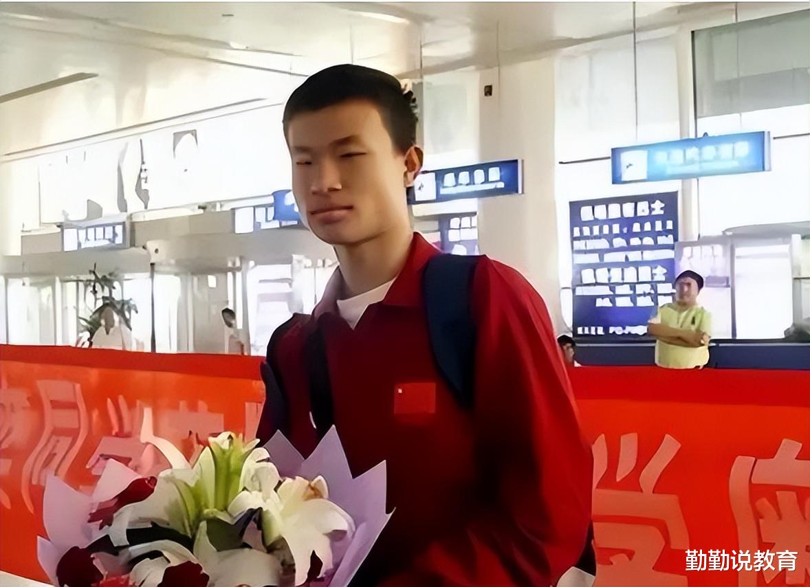 馒头|北大食堂偶遇韦神,一改常态不吃馒头吃炸酱面,疑似有恋爱苗头