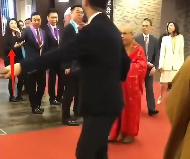 95岁李嘉诚现身游灵隐寺,身形暴瘦腿成麻杆,女保镖贴身陪同