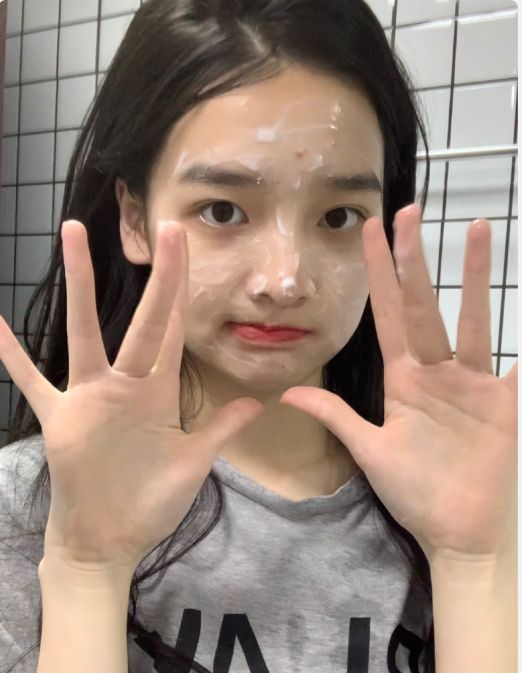 王思聪|王思聪女友小肉安素颜照曝光,额头上痘痘抢镜,样貌清纯像高中生