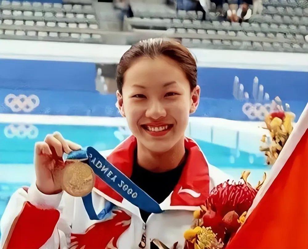 伏明霞|港媒曝伏明霞离婚且净身出户?百亿富商老公回应!