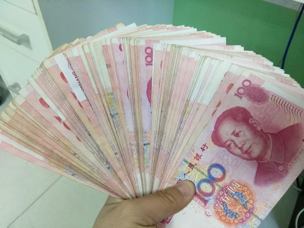放要债的人冲进了老板办公室，我被拖欠了好几个月的工资也要到了