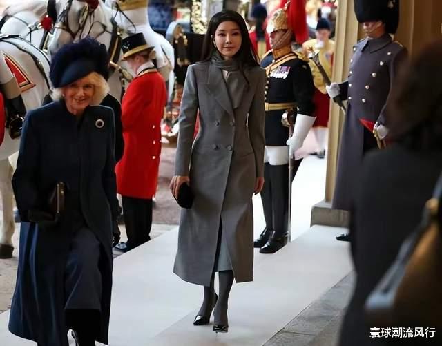 Lisa疯马秀后首次高调亮相！跟韩国第一夫人参加英国国宴，美成艾莎