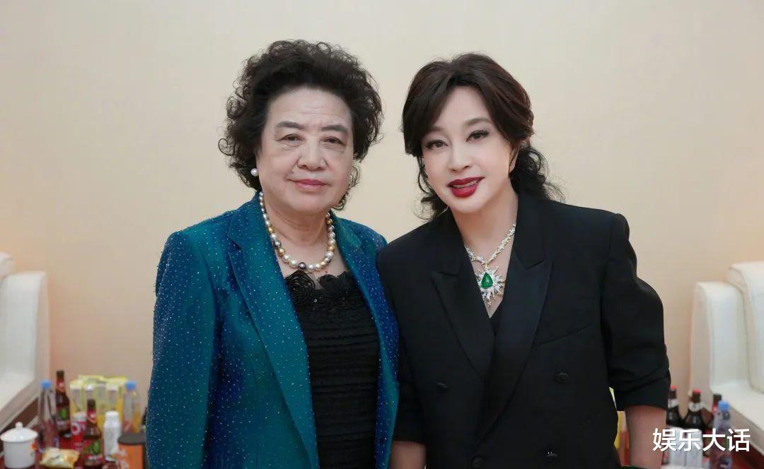 刘晓庆|71岁唐国强和70岁刘晓庆同台， “天然脸”和打针脸的差距一目了然