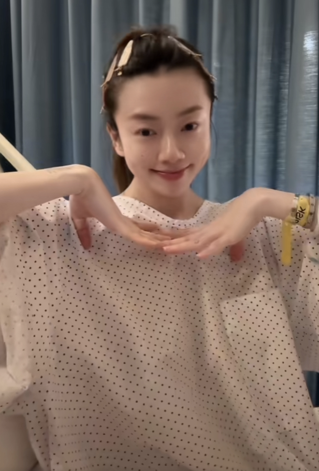 程晓玥|郑恺前女友程晓玥疑似已分娩,手腕上戴着手环,腹部平坦自称产妇