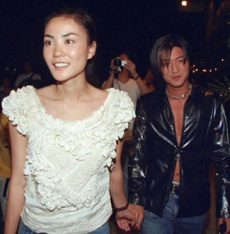 王菲|54岁王菲现身福建寺庙祈福!皮肤白到发光,身材姣好似年轻少女