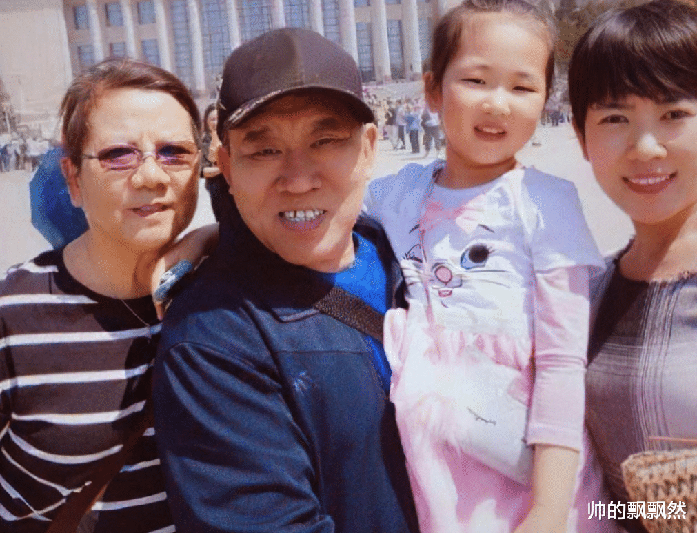 豆瓣|杜旭东:帮离异的女儿养孩子,用亲情温暖继母,风光背后全是眼泪