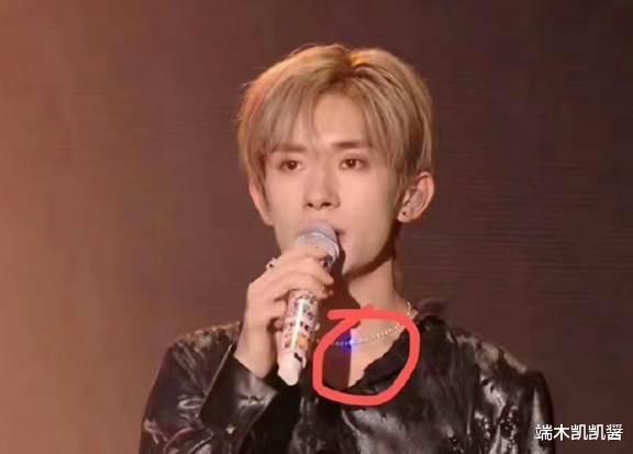 易烊千玺被激光笔照射，眼睛充血身上多处激光点，肇事者发文炫耀