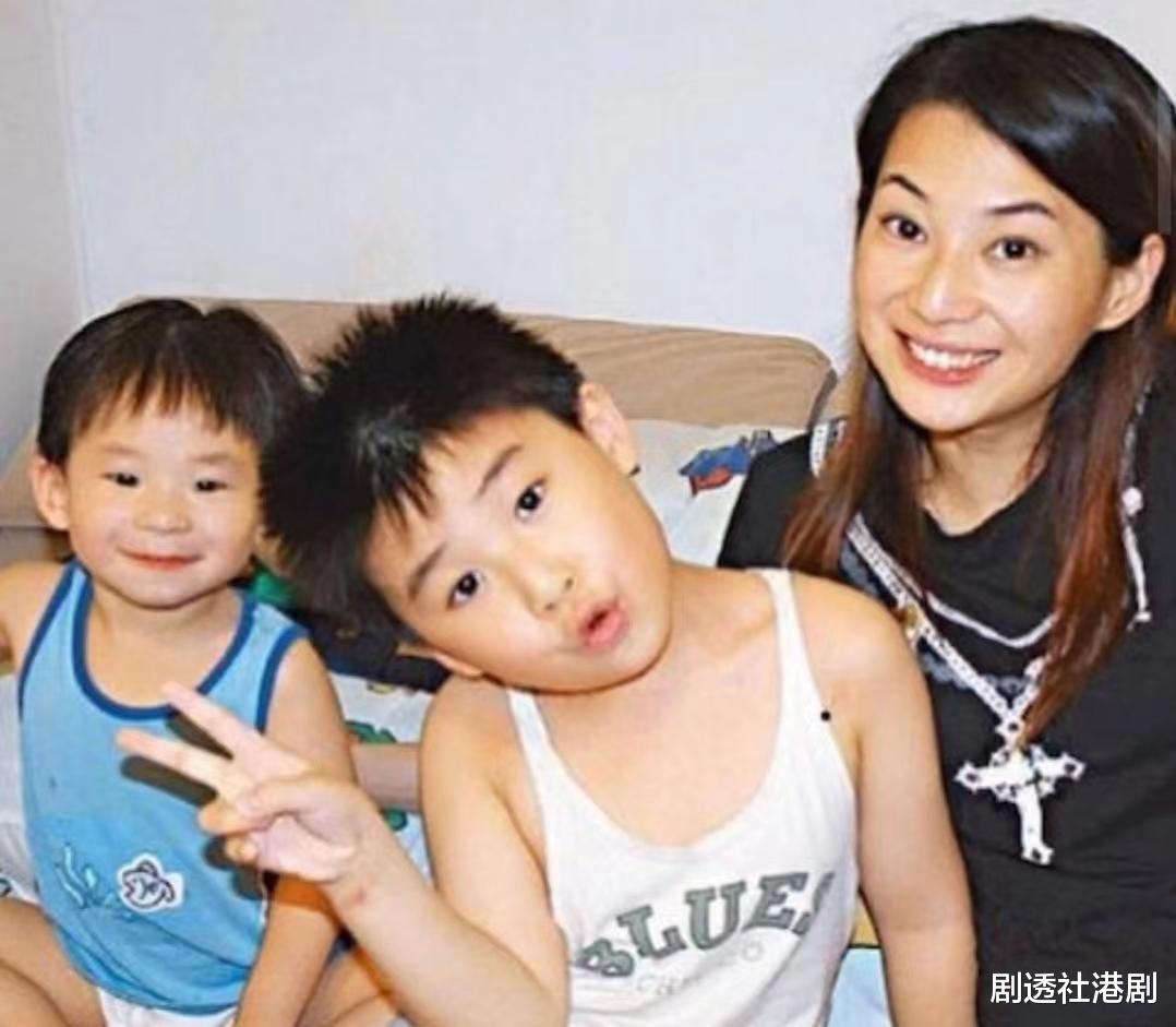 浪漫!前港姐与老公庆结婚周年,携两子改嫁新加坡富商成幸福少奶