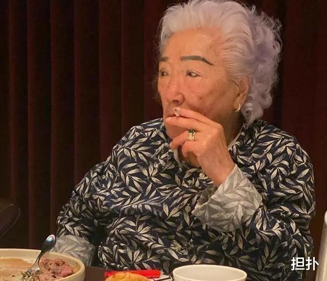 马云|富婆余宝珠98岁烟不离手,李嘉诚一生不抽烟喝酒,如今照样驼背了