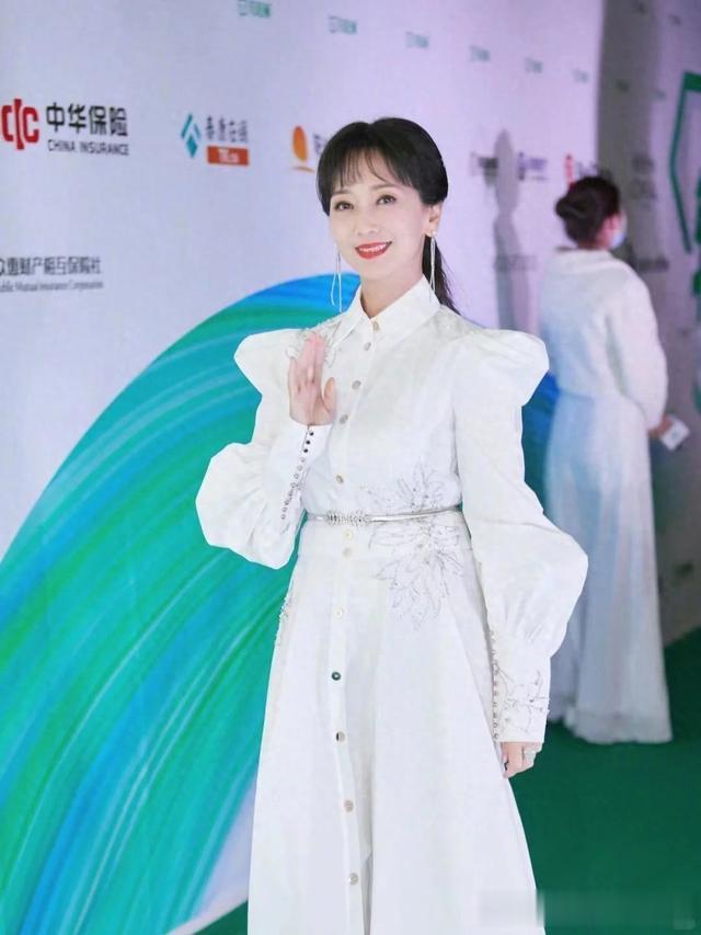 赵雅芝亲身示范:大衣不配打底裤、不留大妈头,到70岁都没大妈感