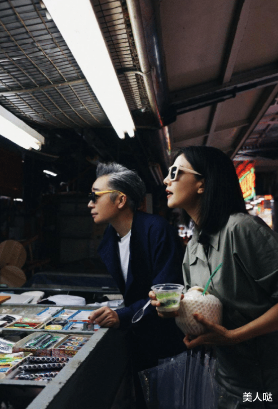 殷桃和高圆圆同吃路边摊输太惨！一个托腮卖萌超造作，一个自然大方太优雅