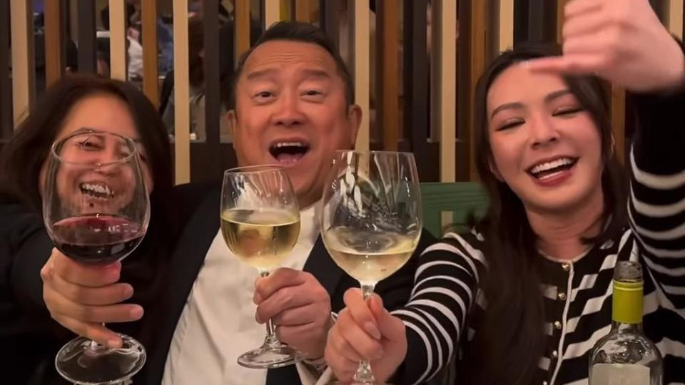 TVB女星庆功宴狂饮，拉曾志伟连干数杯，散场后竟回房继续畅饮