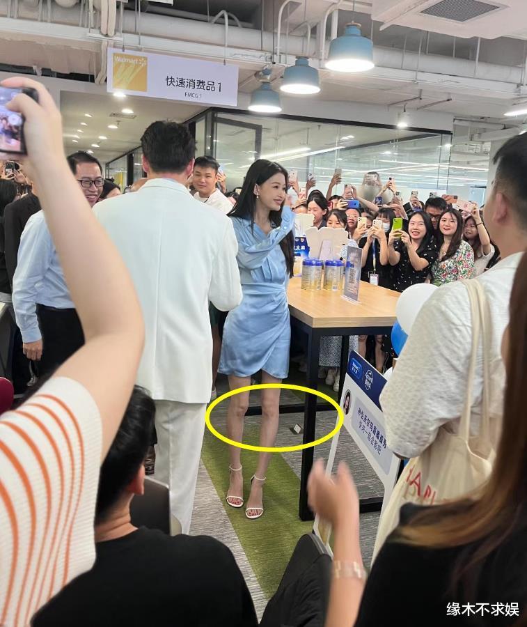 170cm孙怡沃尔玛扫楼，衣服皱巴巴本人又高又瘦，双腿暴露年龄