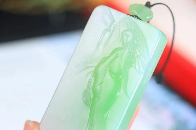 和田玉“翠青”：珍稀玉色逆势崛起，市场新宠引领收藏新潮流